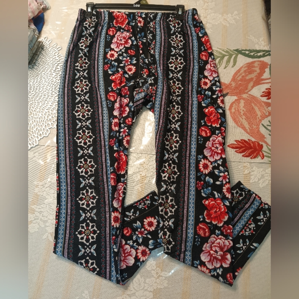 Eye Candy Floral and Geometric Leggings - Red and Black